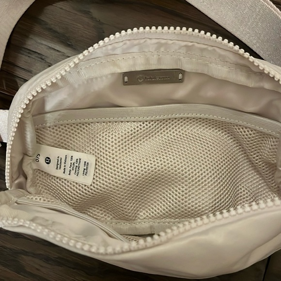 Lululemon Everywhere Belt Bag White Opal - ORIGINAL STRAP - Picture 4 of 4